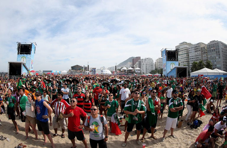 الجماهير تتابع المباريات على سواحل البرازيل