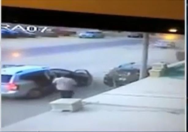 فيديو لمواطن يتعرض للسرقة في وضح النهار بمنطقة حدائق الأهرام فيديو لمواطن يتعرض للسرقة في وضح النهار بمنطقة حدائق الأهرام