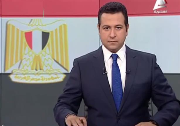مذيع نشرة الاخبار بالتليفزيون المصري يتعرض لموقف محرج على الهواء