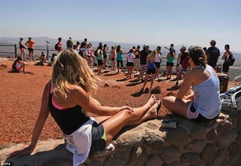 بالفيديو.. إسرائيل تنظم رحلات بالشيشة والهوت شورت لمتابعة الحرب السورية بالفيديو.. إسرائيل تنظم رحلات بالشيشة والهوت شورت لمتابعة الحرب السورية