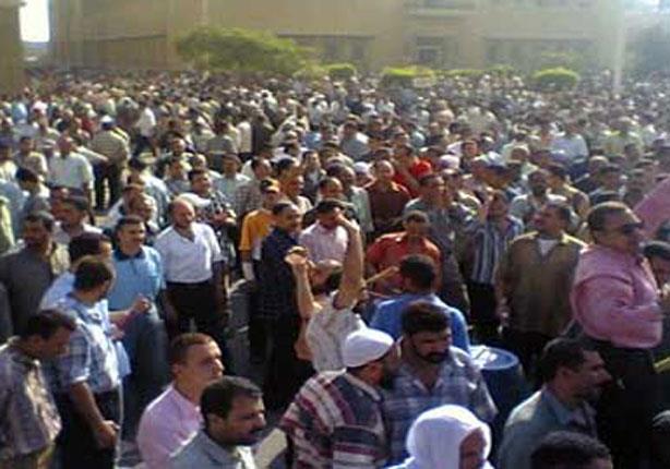 تعليق عمال غزل المحلة لإضرابهم بعد موافقة محلب على صرف الحافز