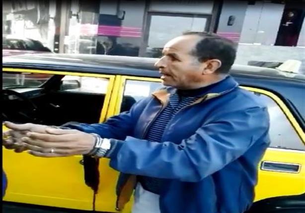ضابط شرطة يقيد قائد تاكسي في سيارته بالاسكندرية 