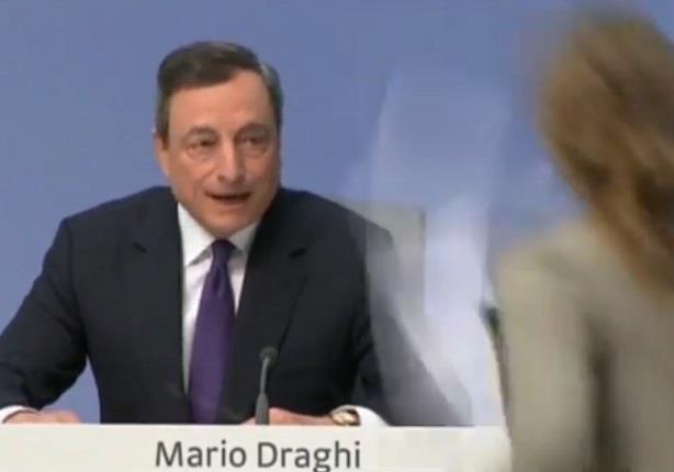 بالفيديو - هجوم على مدير البنك المركزي الأوربي في مؤتمر صحفي