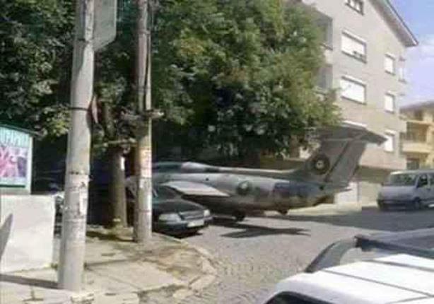 ليبى يركن طائرة حربية بجوار منزله – (صورة)