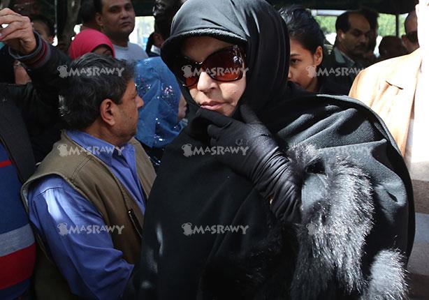 ظهور فيفي عبده بالحجاب في جنازة ممدوح عبد العليم