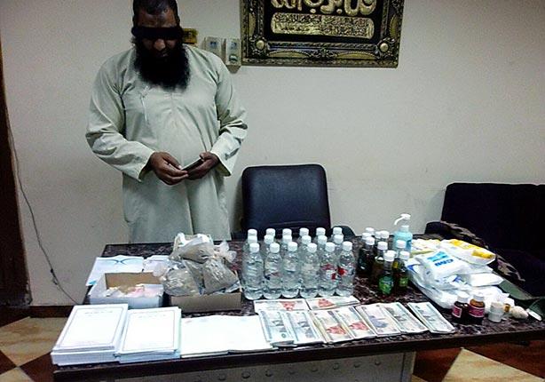 تحقيقات النيابة: "دجال الصعيد" خدع ضحاياه بزيت زيتون وماء ورد وتعاويذ تحقيقات النيابة: "دجال الصعيد" خدع ضحاياه بزيت زيتون وماء ورد وتعاويذ