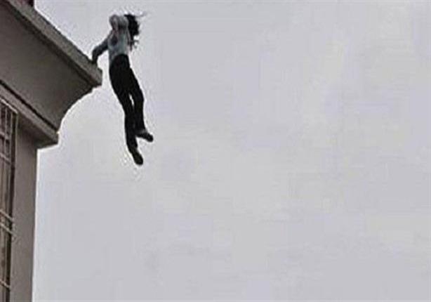 سيدة تُلقي نفسها الطابق الثالث