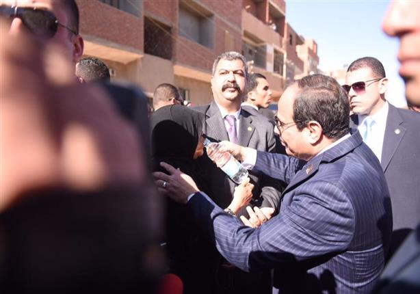 بالفيديو- سيدة أسوانية تقتحم موكب السيسي باكية: "قالولي هيضربوكي بالنار"