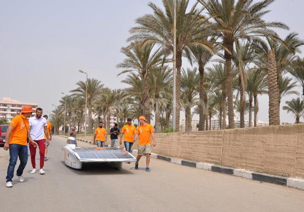 سيارة الطاقة الشمسية الفائزة في مسابقة الغردقة تجوب جامعة حلوان سيارة الطاقة الشمسية الفائزة في مسابقة الغردقة تجوب جامعة حلوان