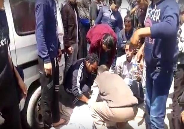 بالفيديو.. إغماءات في تجمهر سائقي السوزوكي أمام محافظة القليوب بالفيديو.. إغماءات في تجمهر سائقي السوزوكي أمام محافظة القليوب