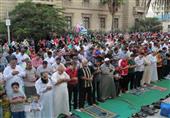 بالصور.. الآلاف يؤدون صلاة العيد في ساحة القائد إبراهيم بالإسكن...