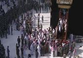 بالفيديو..أمير مكة يتشرف بغسل الكعبة المشرفة