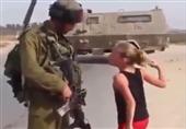 طفلة فلسطينية توبخ جندي اسرائيلي دون أن تخشى شيئا