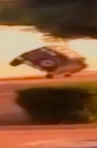 بالفيديو : كويتى مستهتر يقود سيارته على اطارين .. و النتيجة معروفة 