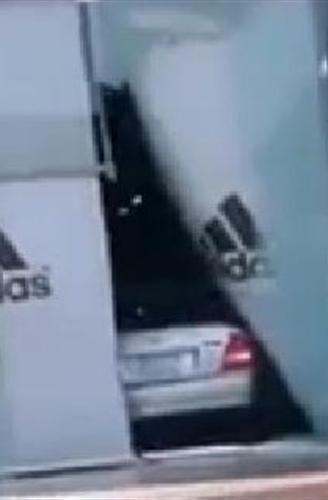 بالفيديو : سيارة تقتحم وكالة أديداس في جدة 