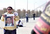اشتباكات بين أنصار مبارك وأسر الشهداء أمام مقر 
