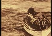 قارب يحمل بعض الناجين من سفينة تايتانيك عام 1912 قارب يحمل بعض الناجين من سفينة تايتانيك عام 1912