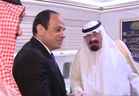 اللقطات الأولى لإستقبال السيسي لخادم الحرمين داخل الطائرة الملكية السعودية 