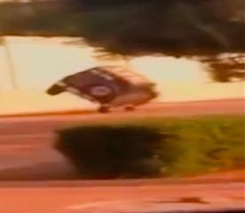 بالفيديو : كويتى مستهتر يقود سيارته على اطارين .. و النتيجة معروفة 