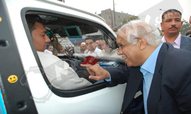 بالصور.. محافظ القاهرة يستمع لشكاوي المواطنين والسائقين بموقف عبود