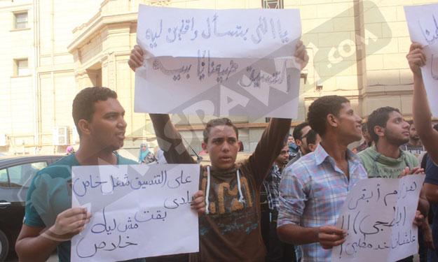 صور - طلاب الهندسة الزراعة يتظاهرون أمام الأعلى للجامعات ضد تغيير مسمى الشهادة