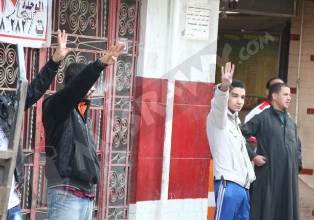 2014 11 28 10 9 36 155 مظاهرات 28 نوفمبر : صور رفع المصاحف واشارات رابعة من المتظاهرين