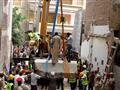 بالصور يزن 6 اطنان الآثار تبدا نقل غطاء تابوت الاسكندرية