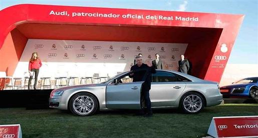 لاعبو ريال مدريد يتسلمون سيارات جديدةمن أودى ورونالدو كالعادة يتميز