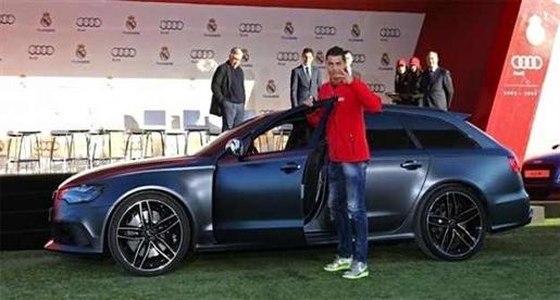 لاعبو ريال مدريد يتسلمون سيارات جديدةمن أودى ورونالدو كالعادة يتميز