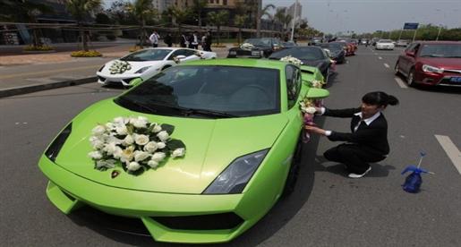 عروسين يشترطا حضور المدعوين بسياراتهم الفارهة فقط