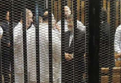 ''مرسي'' للقاضي: ''انت مين انت.. اللي بيحصل ده مهزلة'' ''مرسي'' للقاضي: ''انت مين انت.. اللي بيحصل ده مهزلة''