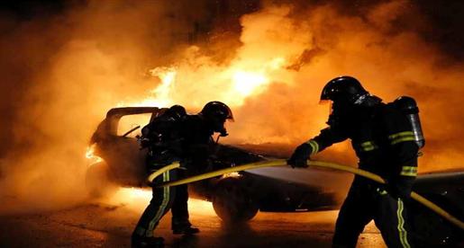 أغرب احتفالات رأس السنة : احراق السيارات فى فرنسا