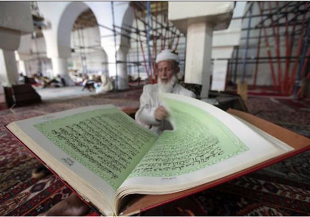 رجل يقرأ القرآن الكريم في مسجد بالعاصمة اليمنية صنعاء