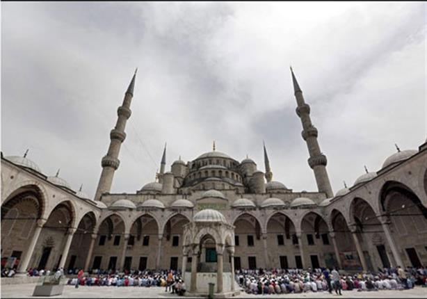 مسلمون أتراك يصلون في مسجد السلطان أحمد بإسطنبول