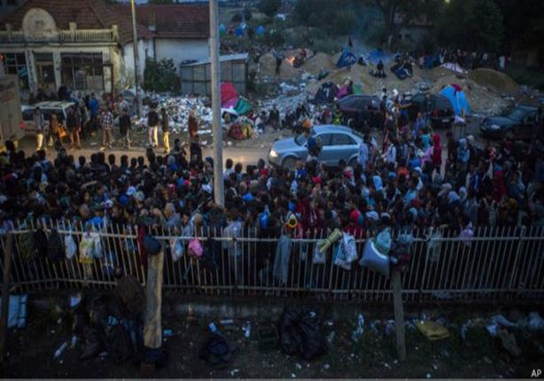 مهاجرون في مدينة برسييفو جنوبي صربيا ينتظرون تسجيل أسمائهم لدى الشرطة