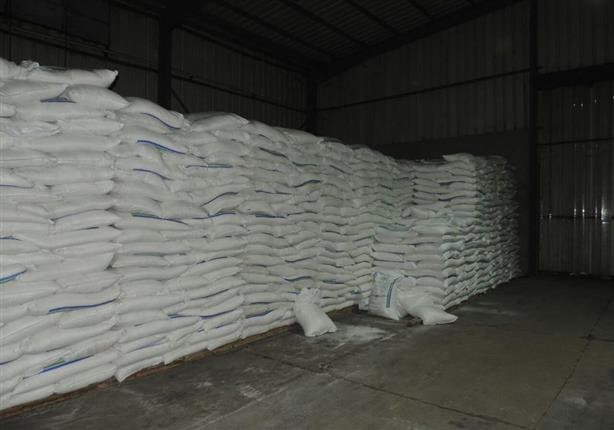 ضبط كمية كبيرة من السكر مهربة داخل مصنع بمنطقة شبرامنت (2)