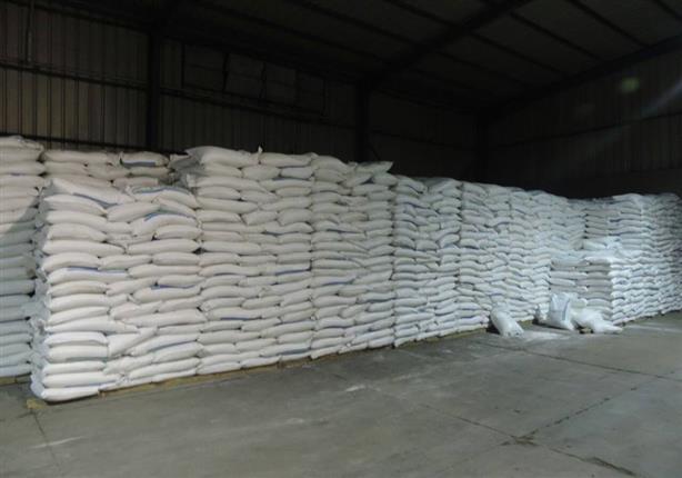 ضبط كمية كبيرة من السكر مهربة داخل مصنع بمنطقة شبرامنت (3)