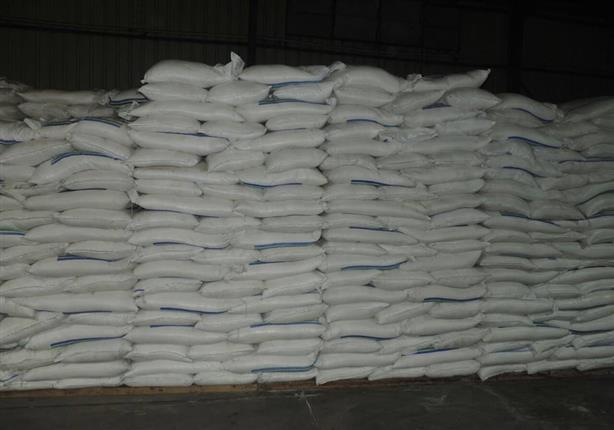ضبط كمية كبيرة من السكر مهربة داخل مصنع بمنطقة شبرامنت (4)