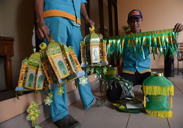 إندونيسي يحضر زينة العيد في أحد مباني جاكرتا، إندونيسيا