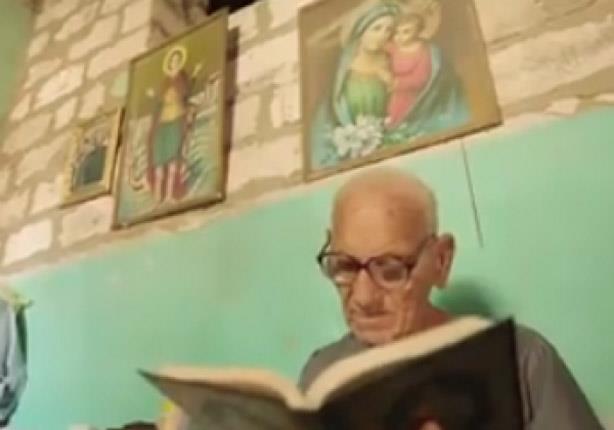 بالفيديو والصور.. مسيحي يعكف على تعليم القرآن للأطفال طوال 50 عاما