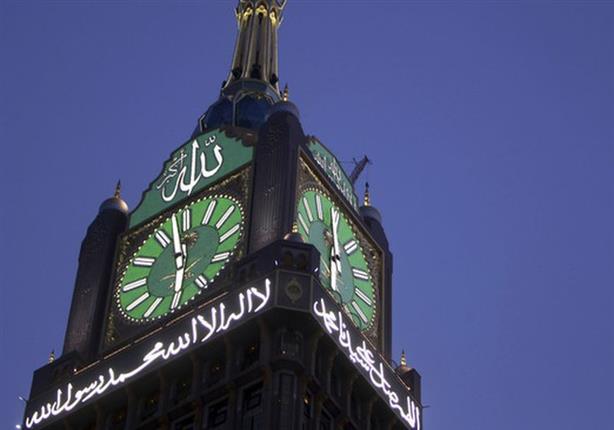 خطاط «ساعة مكة» يكشف تفاصيل مهمة الـ90 يوماً