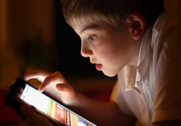 انتبه.. استعمال الأطفال للأجهزة الإلكترونية قبل النوم خطأ كبير انتبه.. استعمال الأطفال للأجهزة الإلكترونية قبل النوم خطأ كبير