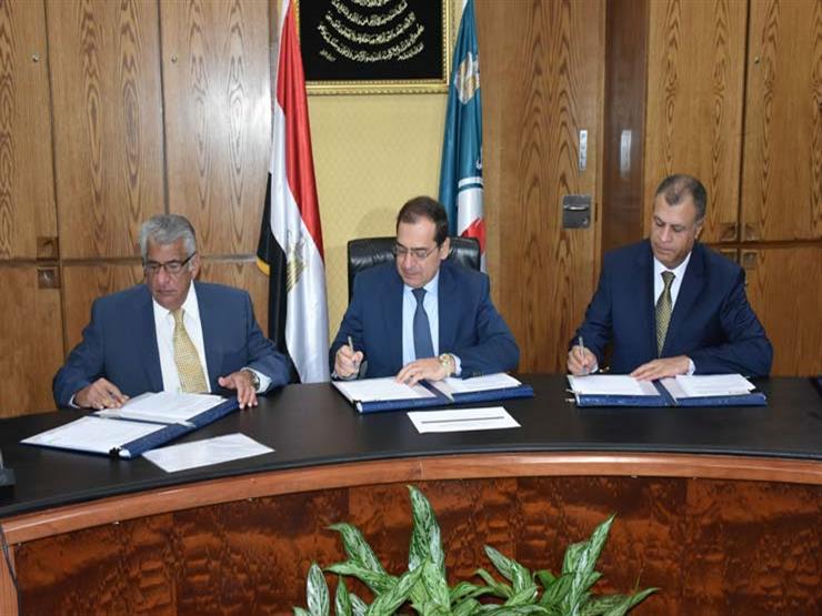 البترول توقع اتفاقية جديدة للبحث عن البترول والغاز في خليج السويس البترول توقع اتفاقية جديدة للبحث عن البترول والغاز في خليج السويس