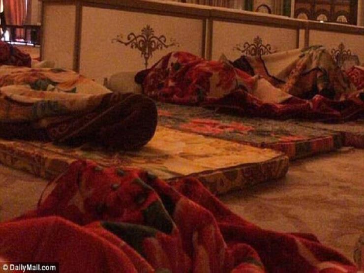 ديلي ميل: الأمراء المحتجزون في السعودية يُضربون ويُعلّقون من أرجلهم ديلي ميل: الأمراء المحتجزون في السعودية يُضربون ويُعلّقون من أرجلهم