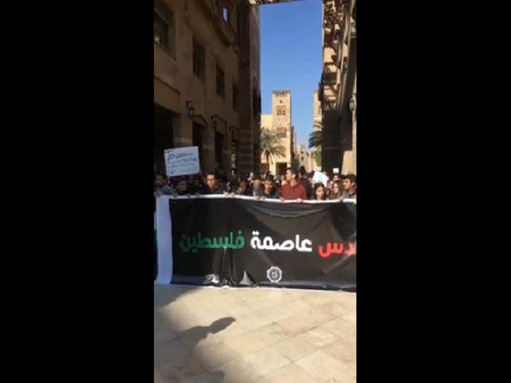 بالفيديو.. طلاب الجامعة الأمريكية يهتفون: "تسقط إسرائيل.. فين الأمة العربية" بالفيديو.. طلاب الجامعة الأمريكية يهتفون: "تسقط إسرائيل.. فين الأمة العربية"