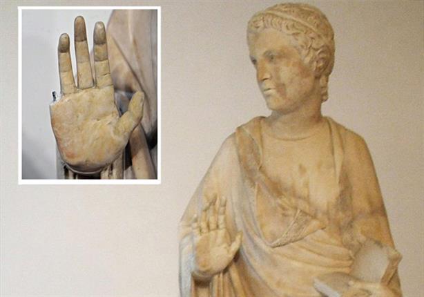كسر إصبع تمثال إيطالي 