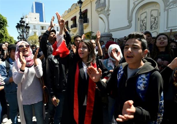 بعد 7 أعوام من ثورة الياسمين.. الجارديان: الديمقراطيون في مرمى الشارع التونسي بعد 7 أعوام من ثورة الياسمين.. الجارديان: الديمقراطيون في مرمى الشارع التونسي