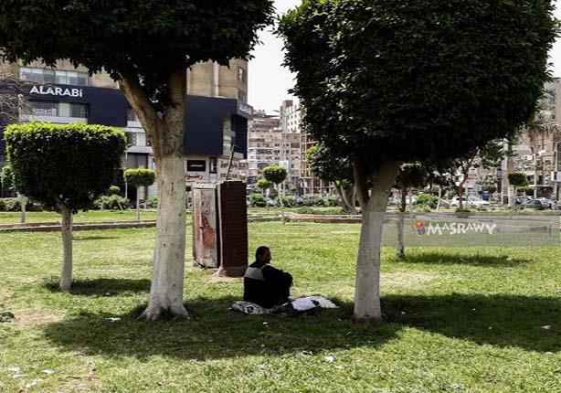 صورة اليوم - الجو حرّ.. استراحة "عامل" صورة اليوم - الجو حرّ.. استراحة "عامل"