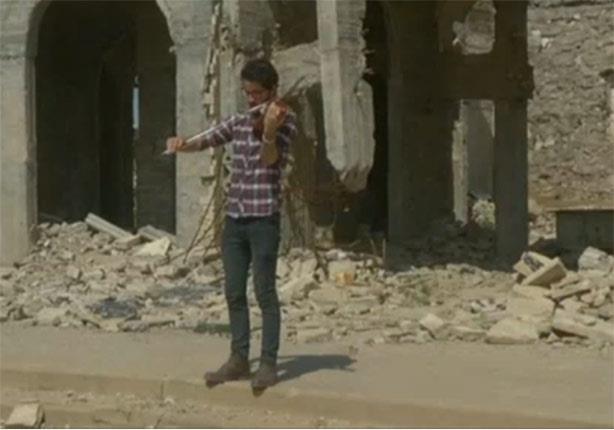 بالفيديو - كمان حزين يعزف حزنا على أطلال الموصل بالفيديو - كمان حزين يعزف حزنا على أطلال الموصل