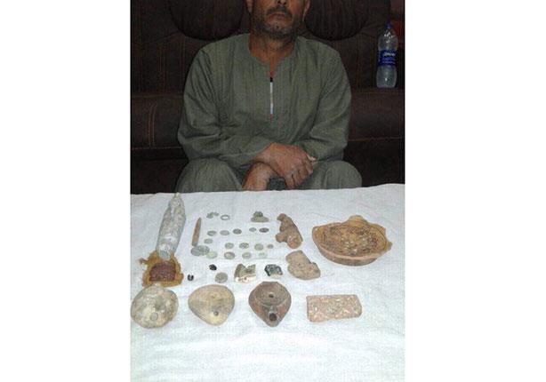 ضبط 33 قطعة أثرية بحوزة صاحب ورشة رخام بالمنيا ضبط 33 قطعة أثرية بحوزة صاحب ورشة رخام بالمنيا